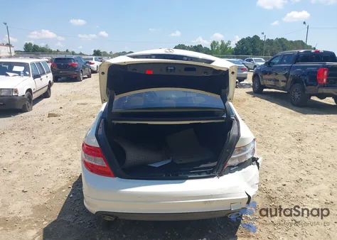 2010 Mercedes-Benz C 300 Luxury/Sport z USA, uszkodzony, nr VIN WDDGF5EB3AR089831